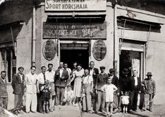 Magyarország, Budapest XVI., Sashalmi sétány - Margit utca sarok, Sóvári Kálmán Sport Kocsmája / Sashalmi Sörkert., 1940, Hózer Benjamin, üzletportál, kocsma, kantárosnadrág, Budapest, Fortepan #272546