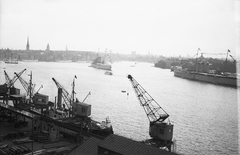 Svédország, Stockholm, kikötő, balra a Német templom (Tyska kyrkan), ettől jobbra a Nagytemplom vagy Szent Miklós-templom (Storkyrkan / Sankt Nicolai kyrka) tornya látható., 1936, Hózer Benjamin, Fortepan #272552