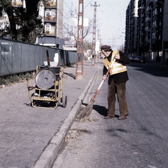 Hungary, Budapest XIII., Pannónia (Rajk László) utca a Tutaj utca és a Vág utca között, a Tutaj utca felől nézve., 1979, Hózer Benjamin, colorful, sweeper, Budapest, Fortepan #272554