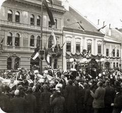 Szlovákia, Kassa, Fő tér (Hlavné namestie), a felvétel 1906. október 29-én, II. Rákóczi Ferenc és bujdosótársai újratemetésekor készült., 1906, Jurányi Attila, bámészkodás, címer, hintó, kocsis, huszár, leselkedő, Fortepan #272581