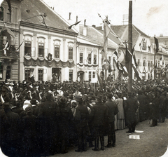 Szlovákia, Kassa, Fő tér (Hlavné namestie), a felvétel 1906. október 29-én, II. Rákóczi Ferenc és bujdosótársai újratemetésekor készült., 1906, Jurányi Attila, csendőr, bámészkodás, címer, leselkedő, Fortepan #272582