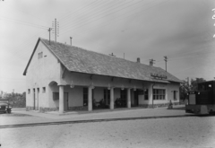 Magyarország, Balatonfenyves, a Csisztapusztai kisvasút végállomása., 1956, UVATERV, vasút, magyar gyártmány, légvezeték, szocreál, vasútállomás, Skoda 1101 VO/P Colonial, rendszám, dízelmozdony, kisvasút, neon felirat, C-50 mozdony, helységnév tábla, Északi Járműjavító-márka, Fortepan #2726