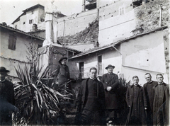 Olaszország, Castelnuovo Don Bosco, a felvétel Domenico Savio házának udvarán, a róla alkotott szobor előtt készült., 1931, Kovács Péter Pál, Fortepan #272631