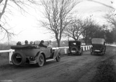 Magyarország, balra egy Buick, előtte egy Minerva és ettől jobbra egy Laurin-Klement típusú személygépjármű az országúton., 1927, Kozma Endre, Buick-márka, Laurin&Klement-márka, Minerva-márka, Fortepan #272636