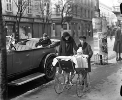 Magyarország, Győr, Baross Gábor út, a Buick személygépkocsi a 9-es számú ház előtt parkol, háttérben a Kazinczy utcai kereszteződésnél álló épületek láthatók., 1929, Kozma Endre, Best of, hölgy, hirdetőoszlop, automobil, kamasz, fiú, babakocsi, motoros szemüveg, csecsemő, Buick-márka, Fortepan #272641