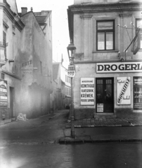 Hungary, Győr, Bécsi kapu (Erzsébet) tér, szemben a Szabadsajtó utca (Szél köz)., 1924, Kozma Endre, cornerhouse, drugstore, board, street lamp, Fortepan #272642