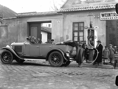 Magyarország, Győr, Kossuth Lajos utca, a Buick személygépkocsi, a Weintraub Mór vegyeskereskedése előtti, Sphinx benzinkútnál tankol. Mögötte a 119-es számú ház kapuja., 1924, Kozma Endre, Best of, vegyesbolt, automobil, benzinkút, tankolás, Buick-márka, Fortepan #272643