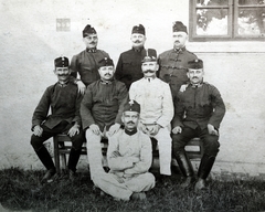 1916, Milkó, csoportkép, katonaság, földön ülés, törökülés, pad, huszár, csizma, Fortepan #272657