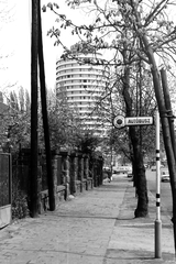 Hungary, Budapest II., Szilágyi Erzsébet fasor, háttérben a Budapest körszálló., 1975, Miskolczi Zsuzsa, hotel, station, bus stop, Budapest, Fortepan #272665