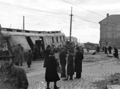 Magyarország, Budapest I., Alkotás utca, a Déli pályaudvarról kitolt, az 1956-os forradalom alatt barikádnak használt vasúti kocsik., 1956, Papp Dezső, járókelő, járműroncs, vagon, Budapest, Fortepan #272688