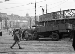 Magyarország, Budapest I., Alkotás utca, teherautó roncsa a Déli pályaudvar előtt, háttérben a Vérmező és az Attila útházsora. Fenn a budai Várban a Mátyás-templom felújítás alatt álló tornya látható., 1956, Papp Dezső, Best of, mozdonyfordító, teherautó, Budapest, utcakép, felirat, május 1, Fortepan #272689