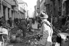 Magyarország, Budapest VIII., Práter utca a Nagy Templom utca felé nézve. 85 mm-es páncéltörő ágyúk a Futó utcai kereszteződésnél., 1956, Papp Dezső, járműroncs, kíváncsiság, férfiak, gépfegyver, Budapest, kerékpár, katona, Fortepan #272694