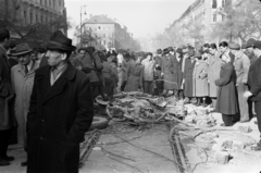 Magyarország, Budapest VIII., József körút a Baross utca kereszteződése előtt., 1956, Papp Dezső, járműroncs, kíváncsiság, férfiak, tömeg, Budapest, Fortepan #272701