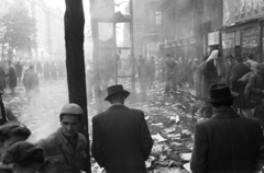 Magyarország, Budapest VI., Teréz (Lenin) körút, elégetett könyvek a Horizont szovjet könyv és zenemű bolt előtt, távolabb a Dohnányi Ernő (Szófia) utca torkolata., 1956, Papp Dezső, járókelő, utcakép, forradalom, könyvégetés, papír, Budapest, Fortepan #272708