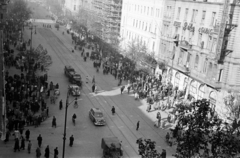 Magyarország, Budapest VI., Teréz (Lenin) körút, jobbra a Szondi utca sarkán a Béke szálló., 1956, Papp Dezső, járókelő, utcakép, automobil, sínpálya, neon felirat, bérház, felülnézet, tartálykocsi, Budapest, forradalom, Fortepan #272710