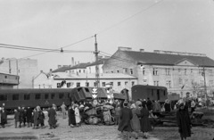 Magyarország, Budapest II., Széna tér, háttérben a Margit körúti egykori fogház épülete., 1956, Papp Dezső, járműroncs, tér, Budapest, forradalom, Fortepan #272713