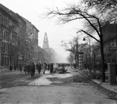 Magyarország, Budapest VIII.,Budapest IX., Üllői út, jobbra a 78/b szám alatti BOTE (később Semmelweis Egyetem) I. sz. Sebészeti Klinika, szemben az Örökimádás templom tornya látható., 1956, Papp Dezső, járműroncs, képarány: négyzetes, Budapest, forradalom, Fortepan #272721