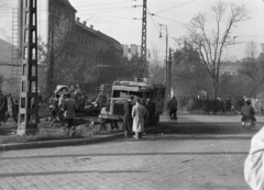 Magyarország, Budapest V.,Budapest VIII., Kálvin tér a Múzeum körút felé nézve., 1956, Papp Dezső, járműroncs, villanyoszlop, Budapest, forradalom, Fortepan #272723