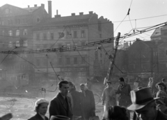 Magyarország, Budapest V., Kálvin tér, a felvétel az Üllői út közelében készült, háttérben a 2. számú ház látható., 1956, Papp Dezső, sínpálya, felsővezeték, villanyoszlop, tér, rövidáru, fényképész, Budapest, forradalom, Fortepan #272724