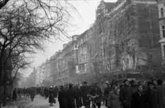 Magyarország, Budapest VI.,Budapest VII., Erzsébet (Lenin) körút a Király (Majakovszkij) utca felé nézve, jobbra a felállványozott Erzsébet (Lenin) körút 41. számú épület a Dob utca sarkán., 1956, Papp Dezső, utcakép, állvány, forradalom, Budapest, Fortepan #272728