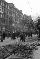 Magyarország, Budapest VII., Erzsébet (Lenin) körút a Király (Majakovszkij) utca közelében, szemben a romos Royal szálló., 1956, Papp Dezső, utcakép, épületkár, Budapest, Fortepan #272730