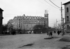 Magyarország, Budapest I.,Budapest XII., Krisztina körút, szemben a Postapalota, jobbra a Vérmező út - Attila út sarkán az általános iskola épülete (később Kosztolányi Dezső Gimnázium)., 1956, Papp Dezső, középület, posta, Budapest, Fortepan #272734