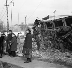 Magyarország, Budapest I., Alkotás utca, a Déli pályaudvarról kitolt, az 1956-os forradalom alatt barikádnak használt vasúti kocsi roncsa. Jobbra fenn a Várban a Hadtörténeti Múzeum épülete., 1956, Papp Dezső, Budapest, fiúk, járműroncs, kíváncsiság, képarány: négyzetes, egyenruha, Fortepan #272737