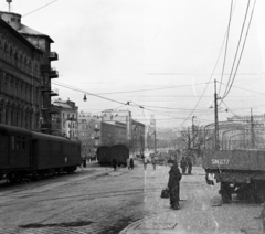 Magyarország, Budapest XII.,Budapest I., Alkotás utca - Krisztina körút találkozása a Déli pályaudvar előtt. A teherautó roncsa mögött a Vérmező, balra a Déli pályaudvarról kitolt az 1956-os forradalom alatt barikádnak használt vasúti kocsik., 1956, Papp Dezső, utcakép, rendszám, teherautó, vagon, légvezeték, Budapest, Fortepan #272739