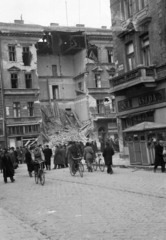 Magyarország, Budapest VII.,Budapest VIII., Kenyérmező utca, szemben a a Rákóczi út 82-es számú romos ház., 1956, Papp Dezső, épületkár, utcanévtábla, pavilon, rövidáru, cukrászda, Budapest, kerékpár, Fortepan #272740