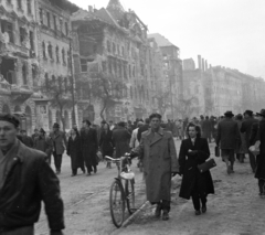 Magyarország, Budapest VIII.,Budapest IX., József körút, a Nap utca - Práter utca - Corvin (Kisfaludy) köz - Üllői út közötti romos házsor., 1956, Papp Dezső, kerékpár, utcakép, épületkár, Budapest, Fortepan #272747