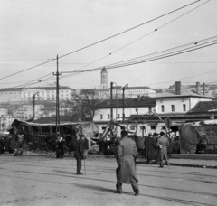 Magyarország, Budapest I., Alkotás utca, a Déli pályaudvarról kitolt, az 1956-os forradalom alatt barikádnak használt vasúti kocsik, fenn a budai Várban a Hadtörténeti Múzeum és a Mária Magdolna-templom tornya látszik., 1956, Papp Dezső, járműroncs, képarány: négyzetes, templomtorony, Budapest, Fortepan #272751