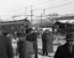 Magyarország, Budapest I., Alkotás utca, a Déli pályaudvarról kitolt, az 1956-os forradalom alatt barikádnak használt vasúti kocsik, fenn a Várban a Hadtörténeti Múzeum és a Mária Magdolna-templom tornya látszik., 1956, Papp Dezső, járműroncs, kíváncsiság, vagon, Budapest, Fortepan #272752