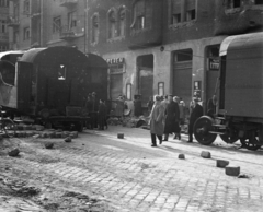 Magyarország, Budapest XII., Alkotás utca 9. és 7/b számú házak előtt a Déli pályaudvarról kitolt, az 1956-os forradalom alatt barikádnak használt vasúti kocsik., 1956, Papp Dezső, utcakép, járműroncs, nagykockakő, Budapest, Fortepan #272755