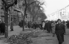 Magyarország, Budapest IX., Ferenc körút, a felvétel a 36. számú ház előtt készült, jobbra a József körút - Üllői út sarkán álló romos ház látható., 1956, Papp Dezső, utcakép, löveg, Bútorbolt, órás, Budapest, Fortepan #272758