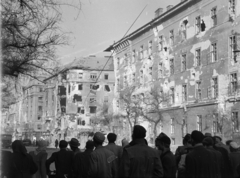 Magyarország, Budapest VIII.,Budapest IX., Ferenc körút, szemben a József körút - Üllői út sarkán álló romos ház, jobbra a Kilián laktanya látható., 1956, Papp Dezső, épületkár, férfiak, háttal, bérház, Budapest, Fortepan #272759