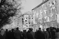 Magyarország, Budapest VIII.,Budapest IX., Ferenc körút, szemben a József körút - Üllői út sarkán álló romos ház, jobbra a Kilián laktanya látható., 1956, Papp Dezső, épületkár, kíváncsiság, férfiak, bérház, Budapest, Fortepan #272760