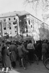 Magyarország, Budapest VIII., Üllői út a Nagykörút kereszteződésénél, szemben a Jüzsef körút sarkán álló romos ház., 1956, Papp Dezső, épületkár, kíváncsiság, Budapest, Fortepan #272763