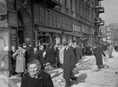 Magyarország, Budapest XII., Alkotás utca, a felvétel az 1/a számú ház előtt készült, távolabb a Maros utca - Krisztina körút sarkán álló épület látható., 1956, Papp Dezső, Best of, járókelő, utcakép, Budapest, Fortepan #272768