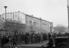 Magyarország, Budapest VIII., II. János Pál pápa (Köztársaság) tér, szemben középen a 26. és 27. szám, a MDP Budapesti Pártbizottságának székháza., 1956, Papp Dezső, zászló, kíváncsiság, tömeg, Budapest, Fortepan #272771