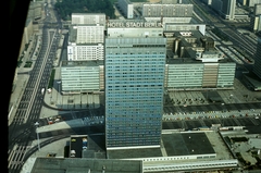 Germany, Berlin, Kelet-Berlin, kilátás a TV toronyból a Hotel Stadt Berlin felé, mögötte a Karl Marx Allee, balra a Karl-Liebknecht-Strasse., 1975, Szűcs Ágnes, colorful, modern architecture, bird's eye view, tall house, Fortepan #272803