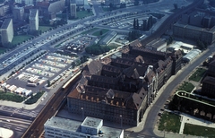 Germany, Berlin, Kelet-Berlin, kilátás a TV toronyból a Littenstraße melletti Stadtbezirksgericht Mitte (később Amtsgericht Mitte) felé, jobbra a Franziskaner-Klosterkirche., 1975, Szűcs Ágnes, colorful, Fortepan #272807