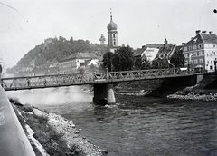 Austria, Graz, a Mura folyó feletti Tegetthoffbrücke (eredetileg Albrechtsbrücke), mögötte a ferences templom, távolabb a Schlossbergen a vár és az óratorony látható., 1932, Fortepan/Album085, Fortepan #272843