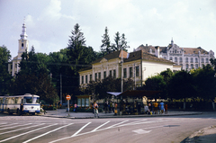 Románia,Erdély, Székelyudvarhely, Városháza (eredetileg Batthyány, ekkor Augusztus 23) tér a Márton Áron (eredetileg Deák) tér felé nézve, háttérben balra a Szent Miklós-templom, jobbra fent a Dr. Petru Groza Ipari Líceum (később Tamási Áron Elméleti Líceum)., 1976, Fortepan/Album085, Fortepan #272872