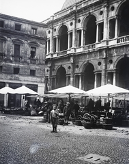 Italy, Vicenza, Piazza delle Erbe, jobbra a városháza vagy "Basilica Palladiana" (Palazzo della Ragione)., 1908, Flanek-Falvay-Kováts, market, Fortepan #272904