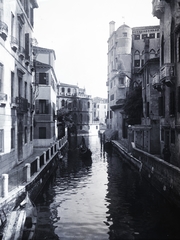 Olaszország, Velence, kilátás a Rio de San Trovaso feletti Ponte de le Maravegie felől a Canal Grande felé, jobbra a Palazzo Rocca Contarini Corfù oldalhomlokzata látszik., 1908, Flanek-Falvay-Kováts, gondola, csatorna, Fortepan #272906