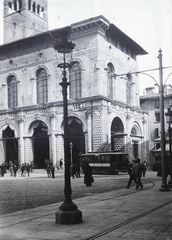 Italy, Bologna, Piazza Maggiore, Palazzo del Podestà., 1908, Flanek-Falvay-Kováts, gas lamp, tram, Fortepan #272907