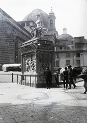 Italy, Florence, Piazza di San Lorenzo, előtérben Giovanni delle Bende Nere szobra, háttérben a Basilica di San Lorenzo., 1908, Flanek-Falvay-Kováts, relief, sculpture, Fortepan #272909