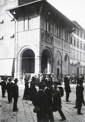 Olaszország, Firenze, Piazza di San Giovanni, Loggia del Bigallo., 1908, Flanek-Falvay-Kováts, rendőr, kosár, járókelő, kalap, redőny, árkád, épületszobor, zsalugáter, reneszánsz, automobil, Fortepan #272920