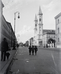 Németország, München, Ludwigstraße, háttérben a Győzelmi Kapu (Siegestor), jobbra a Szent Ludwig-templom (Ludwigskirche)., 1908, Flanek-Falvay-Kováts, Best of, hárman, háttal, Fortepan #272925