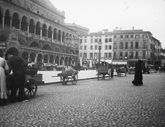 Olaszország, Padova, Piazza della Frutta, balra a Palazzo della Ragione., 1908, Flanek-Falvay-Kováts, kosár, piac, napernyő, kézikocsi, árkád, Fortepan #272926